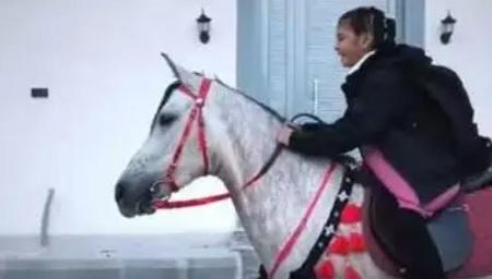 طفلة سعودية تذهب إلى مدرستها بالحصان