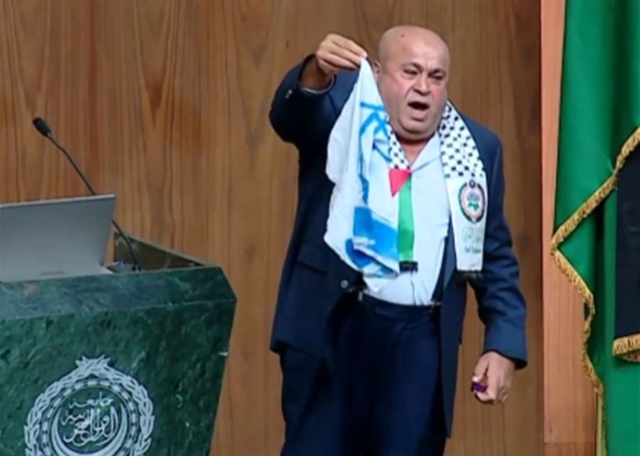 النائب الأردني  خليل عطية يحرق علم إسرائيل خلال جلسة البرلمان العربي