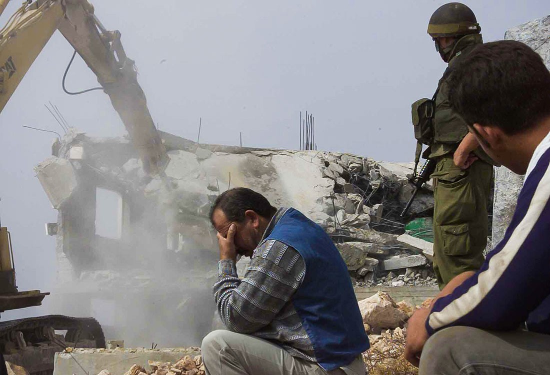 الاحتلال يخطر بهدم منازل عائلات ثلاثة شهداء فلسطينيين في الخليل