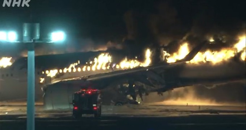 النيران تشتعل بطائرة للركاب في مطار طوكيو
