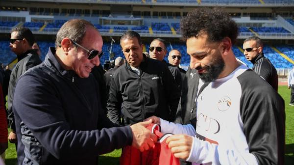 محمد صلاح يقدم قميص المنتخب إلى السيسي ووعدا