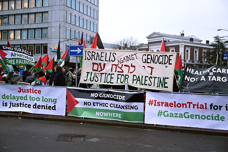 لاهاي.. متظاهرون يتابعون محاكمة إسرائيل يطالبون بوقف الإبادة