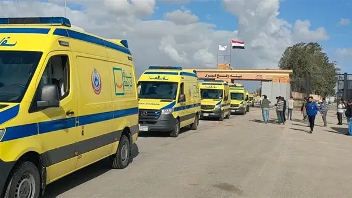 نقل 36 مصابا ومرافقا فلسطينيا للعلاج بالمستشفيات المصرية عبر معبر رفح