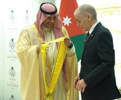 السفير  السعودي السديري يقلد السفير الكايد وشاح الملك عبدالعزيز ..فيديو وصور