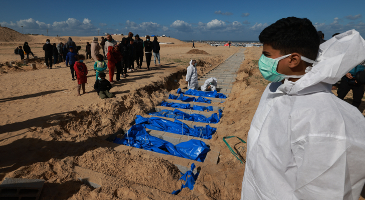 الصحة الفلسطينية تتسلم جثامين عشرات الشهداء في غزة