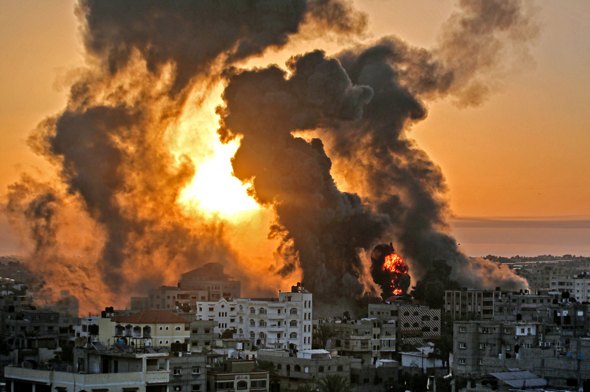 غارات إسرائيلية وسط قطاع غزة واقتحام مستشفى الأمل للمرة الثالثة