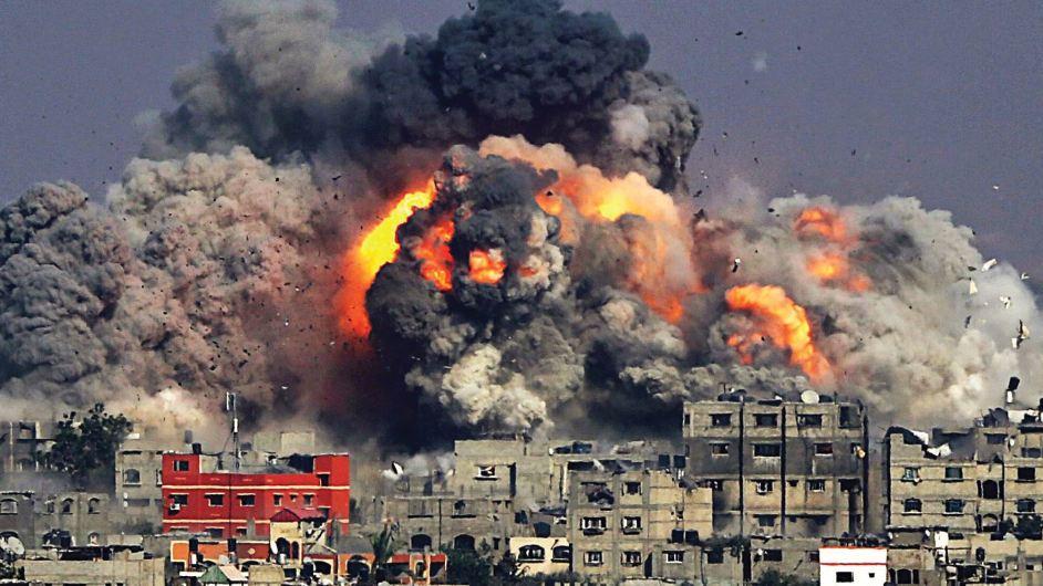 جيش الاحتلال يستهدف منازل غزة بالحرق
