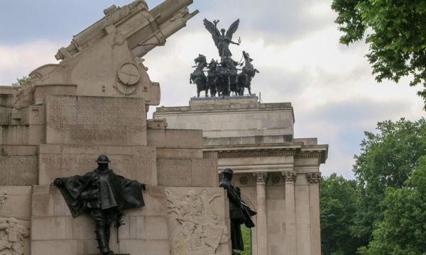 عقوبة جديدة لتسلق النصب التذكارية في بريطانيا