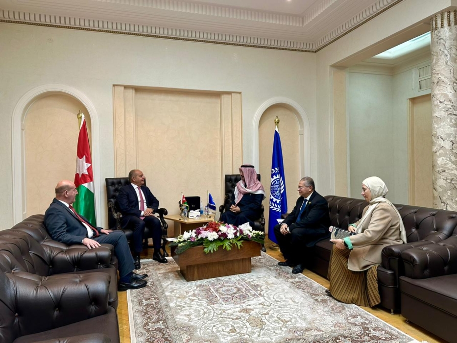 السفير العضايلة يسلّم وثيقة تصديق الأردن على اتفاقية العمل العربية