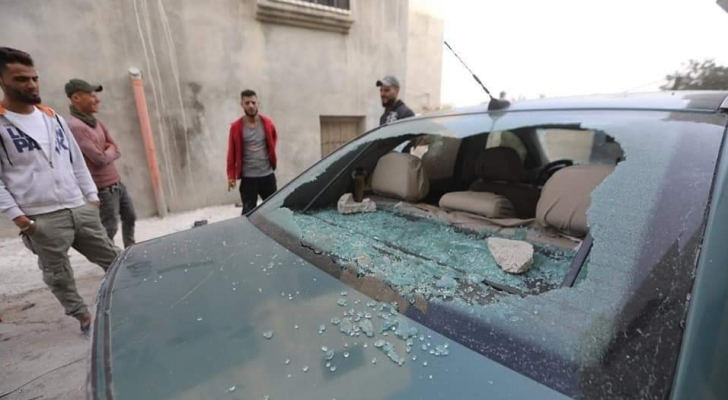 مستوطنون يهاجمون مركبات الفلسطينيين في نابلس