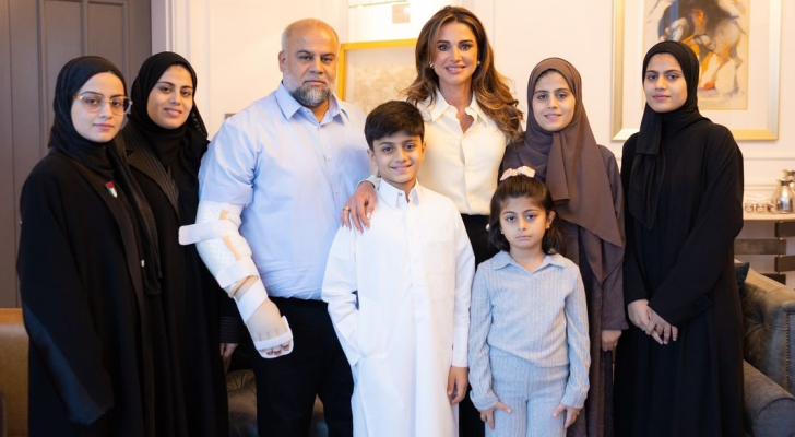 الملكة رانيا خلال لقائها في قطر الصحفي الدحدوح واسرته البعض يضحون بالكثير من أجل الحقيقة.. الله يصبّرك ،ويحمي غزة واهلها 