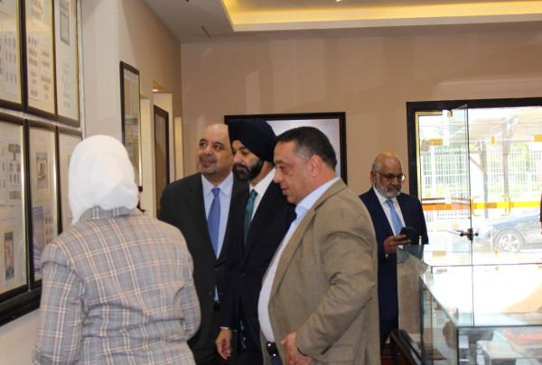 رئيس مجموعة البنك الدولي يزور متحف طوابع البريد الأردني