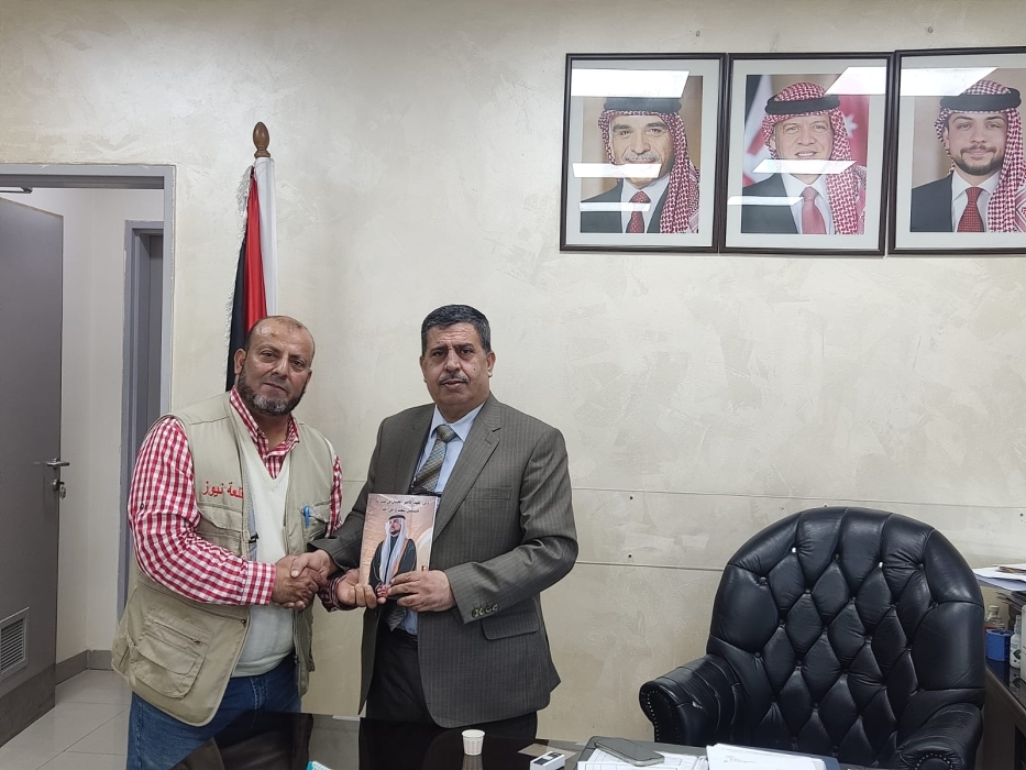 مدير عام مستشفى الامير حمزة يتسلم نسخة من كتاب ولي العهد الأمير الحسين مستقبل شعب وأمل أمّة