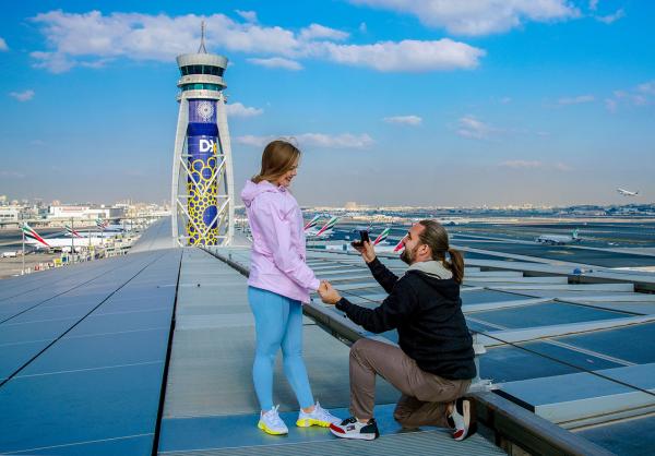 مطار دبي الدولي يشهد أول عرض زواج على سطح مطار في العالم