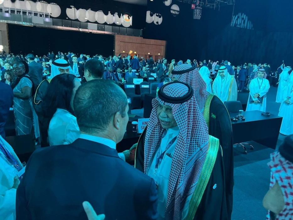 على ذمة صحيفة  اسرائيلية :مصافحة وتبادل الحديث بين وزيرين  سعودي واسرائيلي  خلال مؤتمر دولي