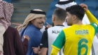 رئيس ناد قطري يثير الجدل بنزوله إلى أرض الملعب ومطالبة فريقه بالانسحاب