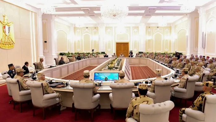 الرئيس المصري يجتمع بوزير الدفاع وعدد من قادة القوات المسلحة