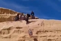 الدفاع المدني يخلي مصاباً سقط من اعلى شق صخري بمنطقة الديسة