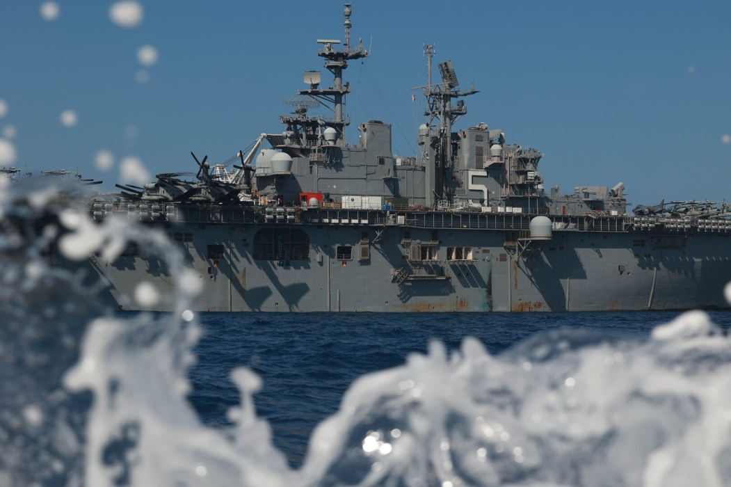 الجيش الأميركي يؤكد إصابة سفينة بصاروخ حوثي