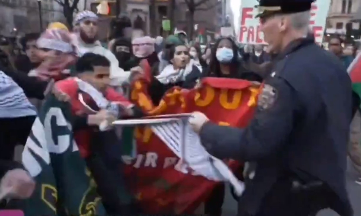 اعتداءات وحشية واعتقالات.. شرطة نيويورك تهاجم تظاهرة داعمة لفلسطين