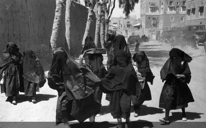 بداية ستينات القرن الماضي طالبات ترتدي الشراشف الاسلامية