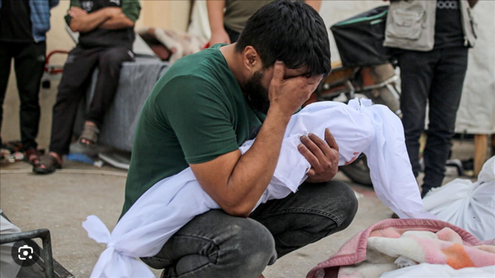 الإعلامي الحكومي: أكثر من 100 شهيد ومصاب في قصف منتظري المساعدات بغزة