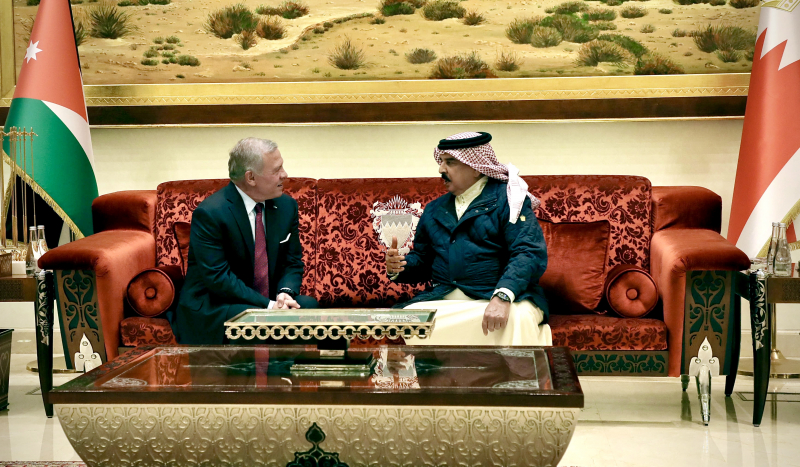 الملك يلتقي العاهل البحريني