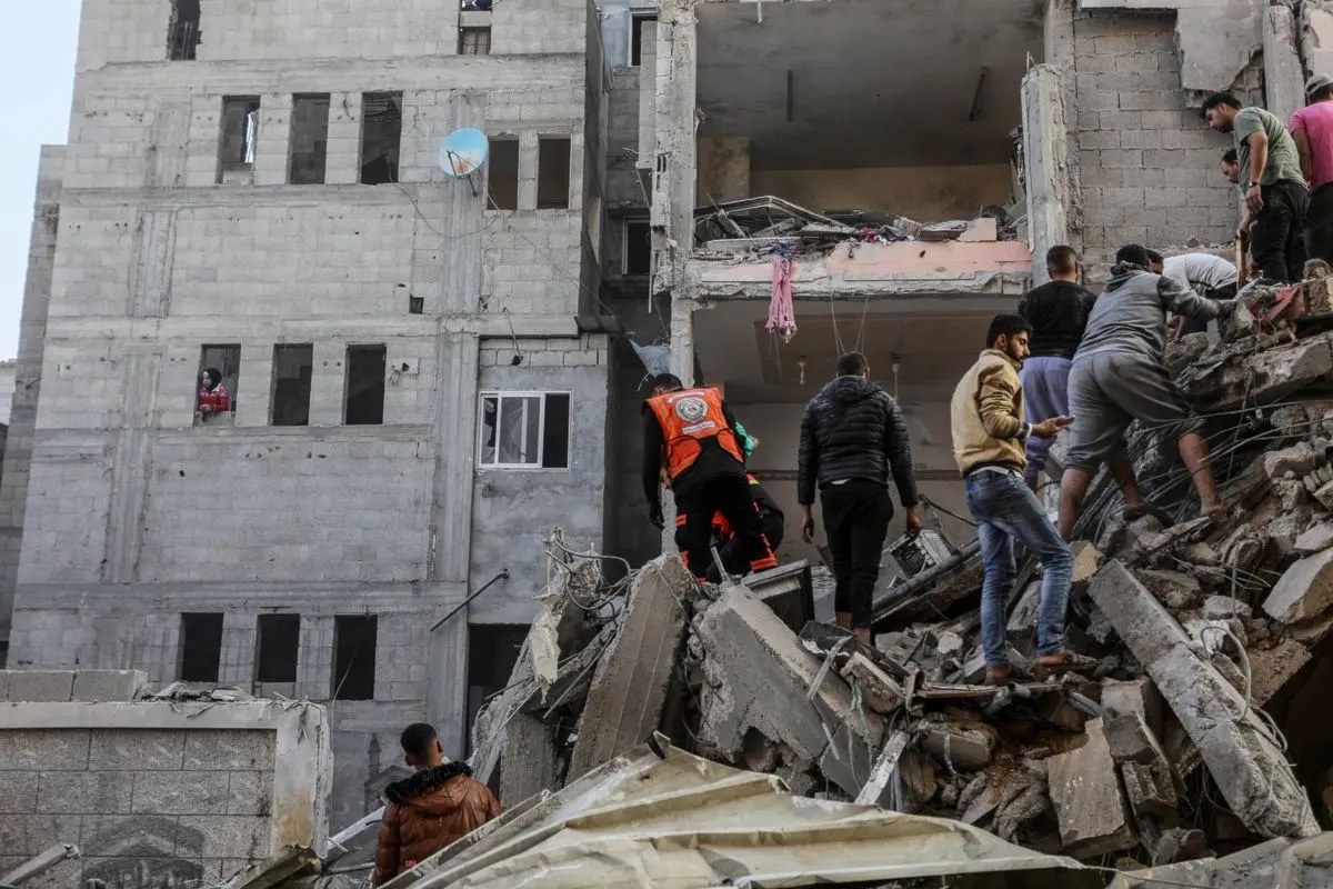 نيويورك تايمز: كيف تحولت المباني المدمرة في غزة مقابر للمحاصرين داخلها؟