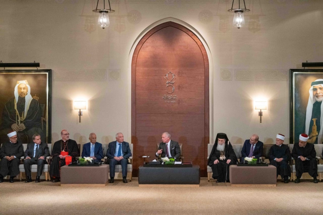 الملك يلتقي مجلسي أوقاف وكنائس القدس وشخصيات مقدسية في قصر الحسينية.( تفاصيل )