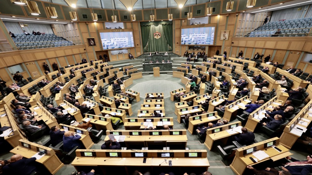 مجلس النواب يشرع بمناقشة معدل قانون الطاقة المتجددة