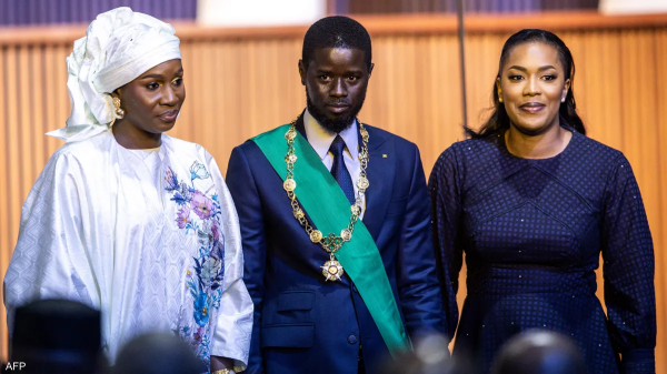 بحضور زوجتيه .. رئيس السنغال الجديد يؤدي اليمين
