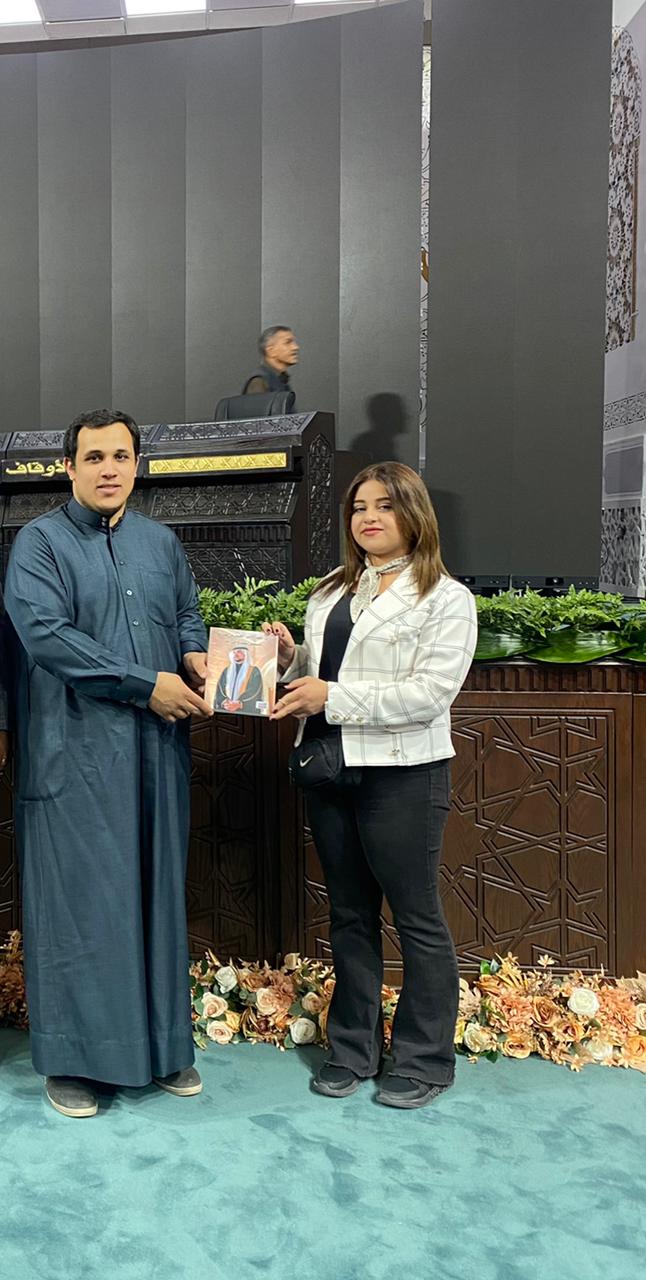 المهندس عبد الله بني هاني يتسلّم نسخة من كتاب ولي العهد الامير الحسين  مستقبل شعب وأمل أمّة الذي أصدرته القلعة نيوز