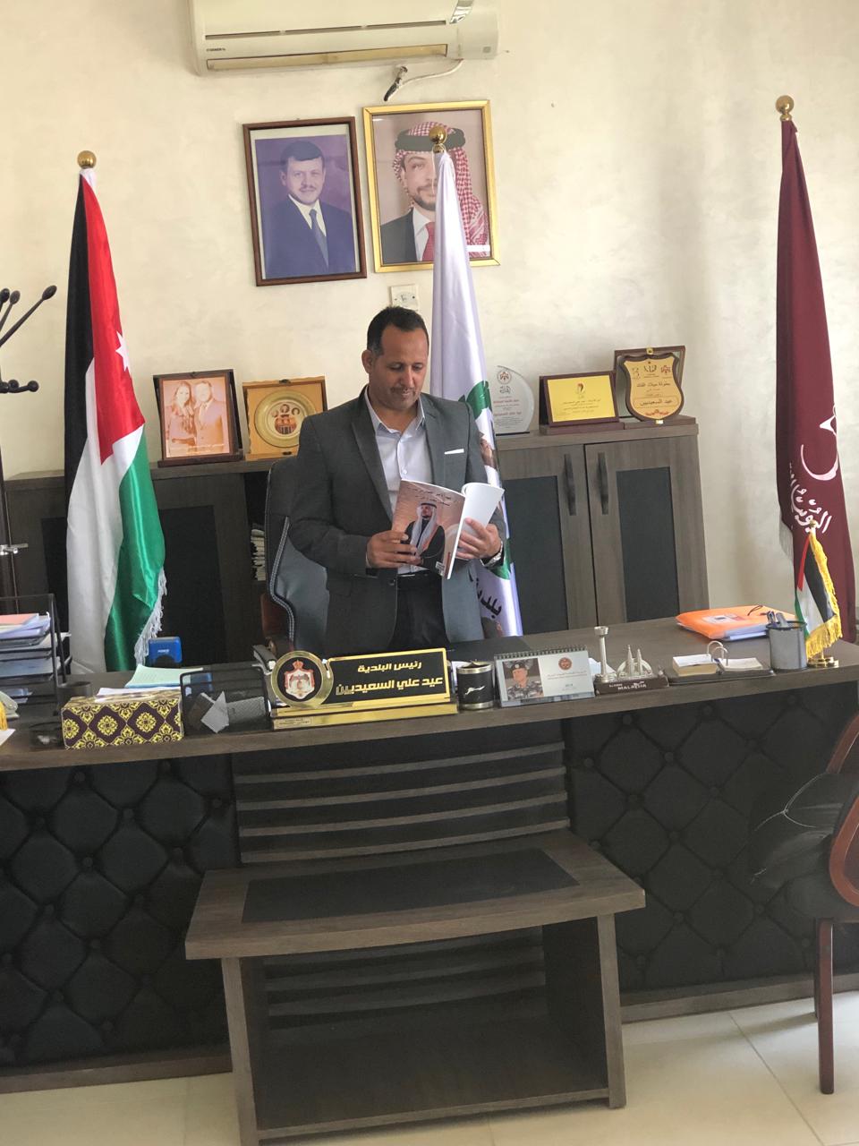 رئيس بلدية قريقرة وفينان السعيديين  يتسلّم نسخة من كتاب ( ولي العهد الأمير الحسين ،مستقبل شعب وأمل أمة ) الذي اصدرتة القلعة نيوز