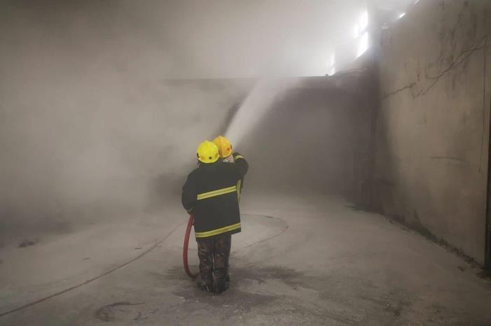عمان: حريق يلتهم مركزا لصيانة مركبات الهايبرد بمنطقة المقابلين