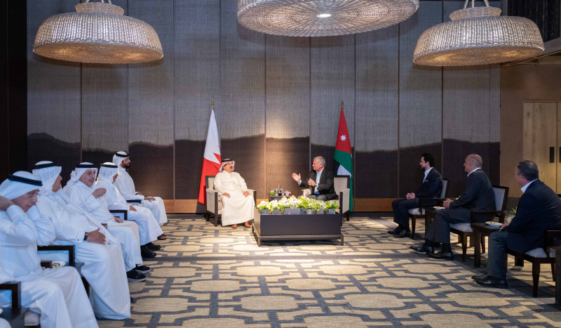 الملك والعاهل البحريني يعربان عن اعتزازهما بمتانة العلاقات الثنائيه بين الدولتين ويؤكدان على اهمية  التنسيق العربي