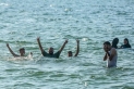 البحر متنفس النازحين في غزة رغم القصف والدمار