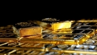 الذهب ينخفض لأدنى مستوى في أكثر من أسبوعين مع انحسار مخاوف الشرق الأوسط