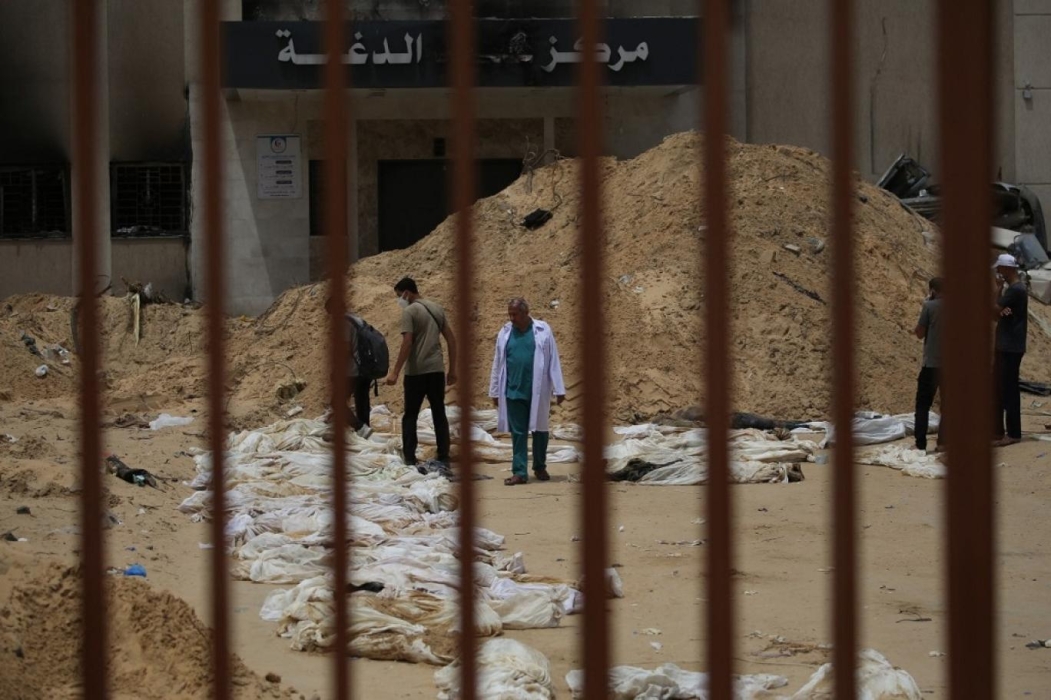 6 اسئلة عن  المقابر الجماعية  في غزة  تضم مئات الجثث .. وهل هناك مقابر لم تكتشف بعد ؟؟