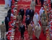 البحرينيون يستقبلون الزعماء العرب بالورود