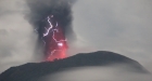 بركان إيبو يثور على نحو هائل ويطلق سحابة من الرماد