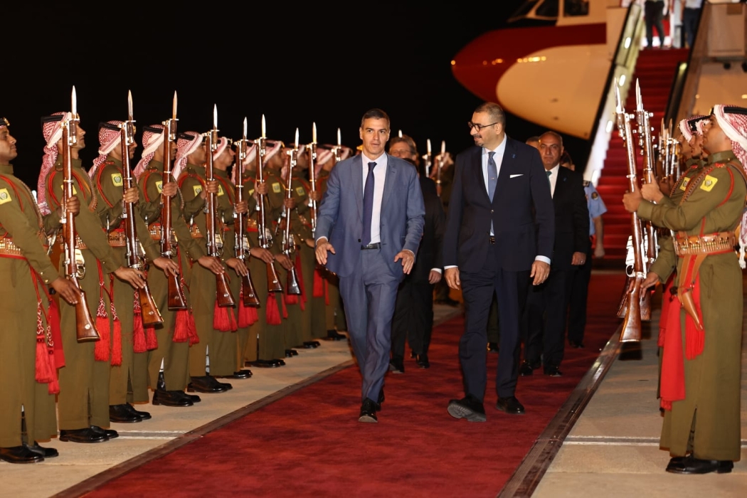 رئيس الوزراء الإسباني يصل إلى عمان