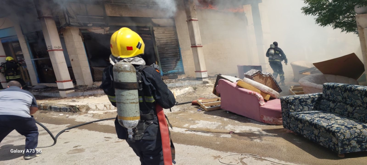 الدفاع المدني يتعامل مع حريق محل لتنجيد السيارات بمحافظة الزرقاء