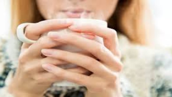 على عكس الشائع .. شرب الماء الدافيء على معدة فارغة له أضرار على الصحة