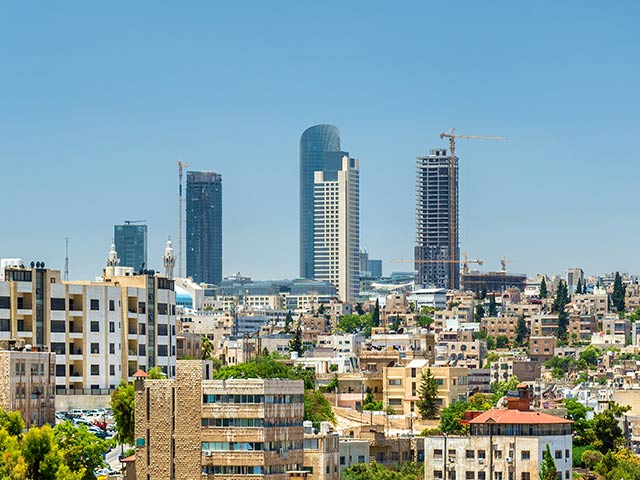 طقس معتدل اليوم وزخات مطرية جنوبي وشرقي المملكة غدًا