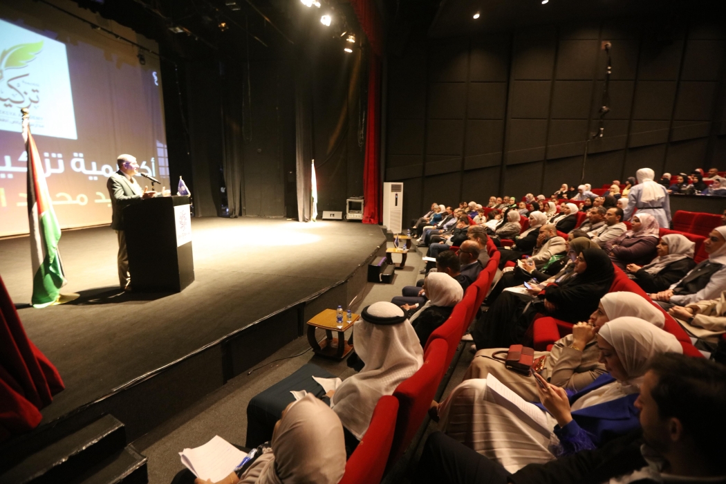 أقامت جمعية الشيخ نوح للرفادة احتفالاً مهيباً في مسرح شمس برعاية معالي الاستاذة وفاء بني مصطفى وزيرة التنمية الاجتماعية وذلك يوم الأربعاء 2025430 حيثُ كرمت المؤسسات الداعمة للجمعية و الجمعيات الخيرية التي ساهمت في تنفيذ برامج جمعية الشيخ نوح ، كما كرمت المتطوعين في الجمعية و الموظفين العاملين فيها وقد استعرض مدير عام الجمعية السيد غياث محمد نوح جُملةً من إنجازات الجمعية ، حيثُ بَيّنَ أن الجمعية قد غطت في برامجها السنوية جميع محافظات المملكة و أوضح السيد غياث محمد نوح أن الجمعية تعنى بالكساء و الغذاء و الدواء و كفالة الايتام ، كما ساهمت الجمعية بسداد ديون بعض الغارمين للافراج عنهم من السجون و اعادتهم لذويهم ، و قد بَيّنَ السيد غياث محمد نوح أن الجمعية تستلهم في أعمالها خطواتِ سيد البلاد جلالة الملك عبدالله الثاني ابن الحسين و ولي عهده الامين في حملهم لهموم الوطن ومساعدة المواطنين وأن الجمعية بحملها اسم عالمٍ من علماء الأردن تستنير برؤيته رحمه الله .