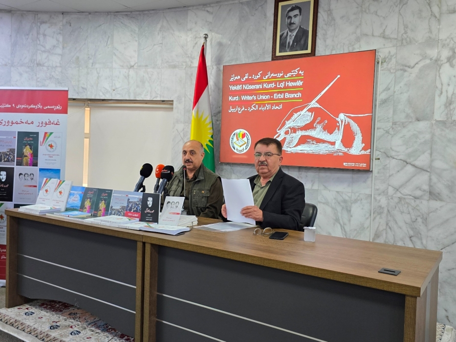 في مراسيم خاصة غفور مخموري يوقّع على تسعة من كتبه ويهديها للقراء