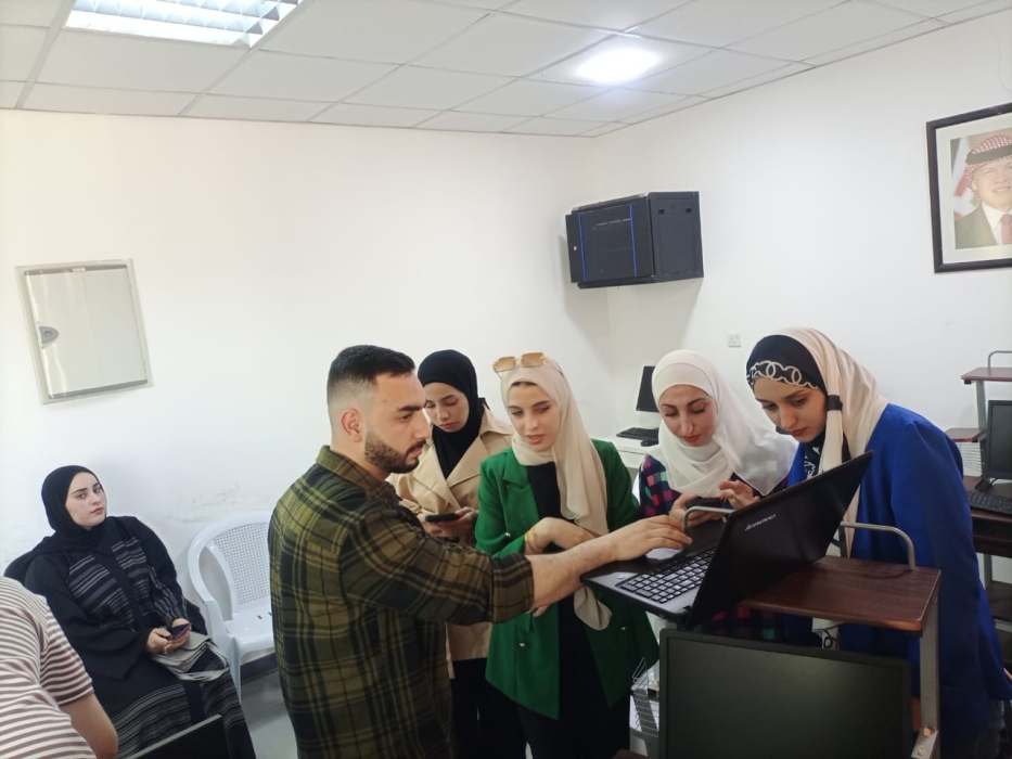 اختتام برنامج التجارة الإلكترونية في مركز شابات المزار الشمالي