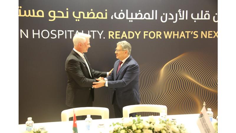 مجمع الملك الحسين للأعمال يوقع اتفاقيتين لإنشاء فندق فئة رجال الأعمال وشقق فندقية