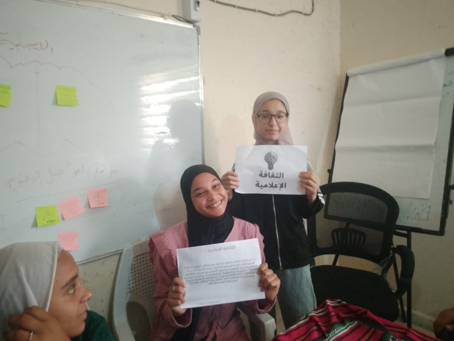 ورشة في مركز شابات غور المزرعة حول الثقافة الإعلامية وتأثير الخوارزميات في الإعلام