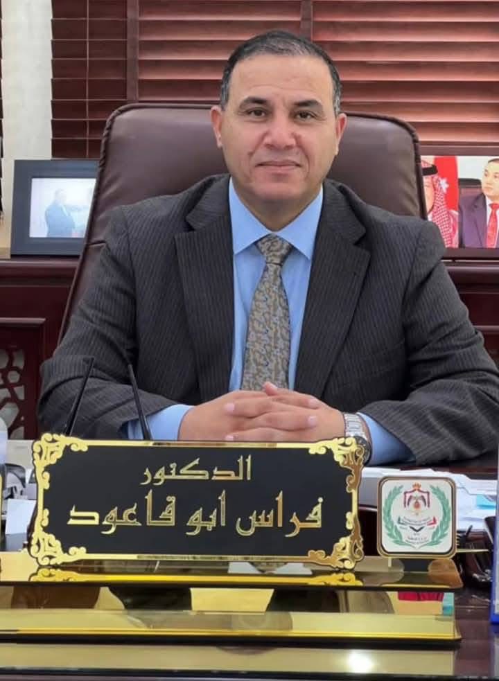 الإعلامي محمد الكعابنه يهنئ الدكتور فراس ابو قاعود بتخرج أبنتيه البتول و سندس